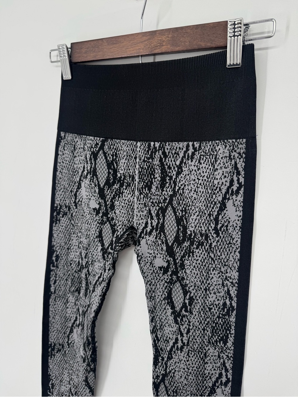 Fabletics Snake Print Seamless Leggings High Rise Yoga Active Athletic Size XS - Picture 3 of 5